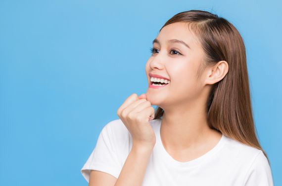 女性が顎に手を置いてる